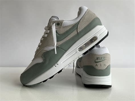 nike air max grijs met wit|air max 1 shirt.